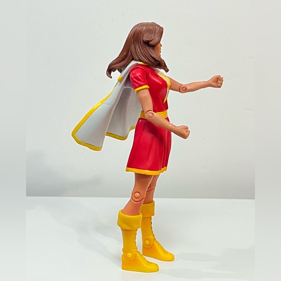 DC Universe Classic Mary Batson Action Figure, Highly Articulated - Picture 4 of 5